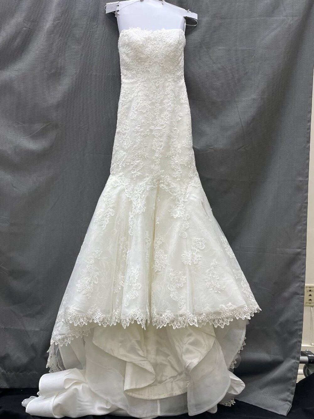 Pronovias Lace Mermaid Wedding Gown Size 6